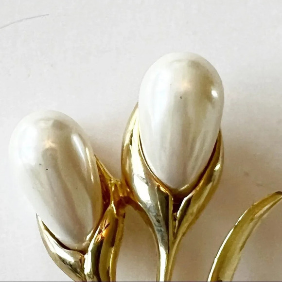 Vintage Costume Brooch‎ Double Pearl Lily Rhinestones Goldtone Pin Floral 80s - Picture 3 of 6